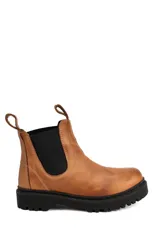 Bota tipo Chelsea de cuero color marrón, con paneles elásticos laterales en color negro, costuras a la vista y suela de goma dentada negra.