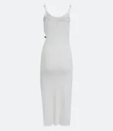 Vestido midi blanco de rib texturizado, con escote en U, breteles finos, cutout lateral en la cintura con tirante de brillo y abertura en la falda.