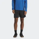 Short deportivo negro de tejido elástico, ideal para entrenamiento.