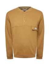 Buzo de algodón orgánico color tostado, con cuello redondo y apertura frontal con botones a presión. Presenta un bolsillo pequeño en el pecho con parche decorativo y mangas largas.