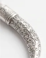 Collar de acero italiano con cadena de eslabones tipo veneciana y dije en forma de colmillo con detalles grabados.