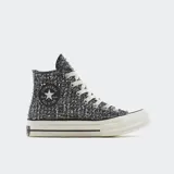 Championes Converse Chuck 70 de caña alta, color gris con detalles metalizados. Confeccionados en tejido tweed con cordones blancos y suela de goma color crema. Parche de cuero Chuck Taylor en relieve en el tobillo y placa de matrícula All Star distintiva.