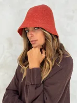 Sombrero tipo bucket color ladrillo, confeccionado en tejido de lana y viscosa.