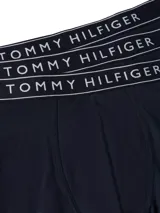 Pack de tres bóxers ajustados Tommy Hilfiger confeccionados en algodón elástico, con cintura elástica con el nombre de la marca grabado.