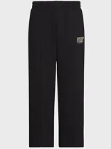 Pantalón de felpa negro Calvin Klein, de corte regular y pierna recta, con costuras delanteras decorativas y logo bordado en el muslo.