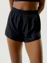Short deportivo de corte holgado con cintura elástica, confeccionado en tejido técnico ligero y transpirable.