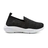 Zapato casual tipo slip-on color negro con textura brillante, elástico en el empeine y suela blanca.