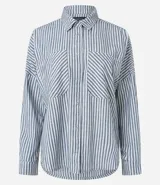 Camisa de jean de manga larga con diseño de rayas verticales, cuello inglés, cierre frontal con botones y dos bolsillos grandes en el frente.