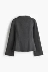 Top entallado en punto fino color gris melange, con cuello alto, mangas largas acampanadas y pinzas con efecto moldeador en la cintura. Cuenta con abertura de cerradura con botón en la parte posterior.