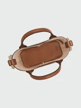 Bolso tipo tote en tamaño XS, confeccionado en cuero de color verde oliva. Presenta una estructura rígida, doble asa corta de mano y una correa ajustable y extraíble en tono beige. Incluye un cierre de botón a presión con el logo de la marca en el centro.