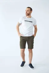 Bermuda cargo de corte recto, color gris oscuro, con bolsillos laterales tipo cargo, cierre de cremallera y botón, y pasacintos en la cintura.