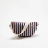Riñonera de tela con estampado de rayas azules y rosadas, cierre superior con cremallera dorada y correa ajustable color beige. Incluye etiqueta frontal con la inscripción "GET IT.".