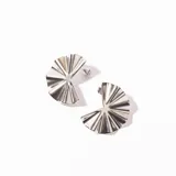 Par de aros plateados con forma de abanico con líneas en relieve.