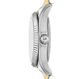 Reloj de pulsera Michael Kors modelo Lexington con caja de 26 mm, esfera plateada con índices de cristal y número romano a las 12, y malla de acero inoxidable bicolor en tonos plateado y dorado.