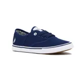 Championes de lona color azul marino, estilo casual de caña baja, con cordones azules y suela blanca con borde de goma marrón. Presentan un pequeño logo de velero blanco en el lateral exterior.