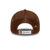 Gorra marrón con logo de los New York Yankees bordado en blanco en el frente. Parte trasera de malla y visera curva.
