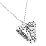 Collar largo plateado con dije de alas de ángel.
