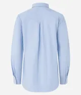 Camisa de tricolina con estampado de rayas verticales en hilo teñido, cuello solapa, abotonado frontal y mangas largas con puños abotonados.