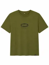 Remera de manga corta color verde militar, con cuello redondo y diseño gráfico estampado en el centro del pecho con texto en tipografía ovalada.