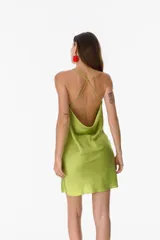 Vestido corto de satén color borgoña, con cuello drapeado y espalda cruzada con tirantes finos.