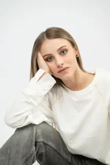 Remera blanca de corte clásico con mangas largas y cuello redondo.