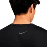 Remera Nike de hombre color negro, de corte clásico y mangas cortas. Confeccionada en tejido de algodón denso con tecnología Dri-FIT.