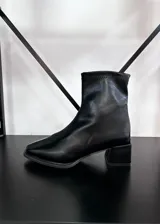 Botas cortas negras de cuero vegano, con punta cuadrada y taco geométrico.