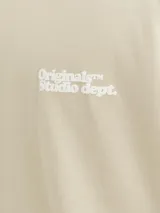Camiseta de manga corta y cuello redondo en color humus, con fit holgado y pequeño estampado frontal.