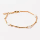 Pulsera dorada con eslabones de metal, perlas cultivadas y cierre de mosquetón.