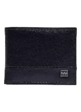 Billetera plegable de cuero color negro, con costuras pespunteadas a tono y detalle de placa metálica cuadrada con logo grabado en la esquina inferior derecha.