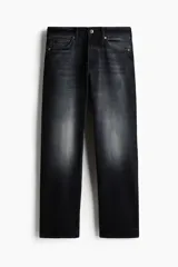 Pantalón jean de cinco bolsillos en denim de algodón con lavado negro y efecto deslavado. Presenta un corte regular de pierna recta y tiro medio con cierre frontal de botón y cremallera.
