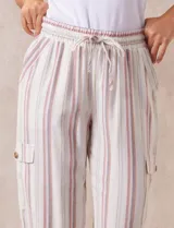 Pantalón cargo de lino a rayas verticales grises y blancas, marca Marissa Olivia. Pretina ancha elastizada con lazo de ajuste, bolsillos inclinados delanteros y bolsillos laterales con botón.