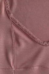 Top entallado de lyocell color rosado, con mangas japonesas, escote corazón ribeteado en encaje y costuras moldeadoras delanteras.