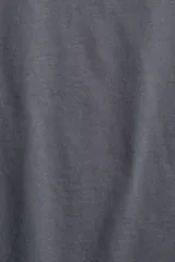 Remera gris de corte recto en punto suave de algodón con cuello redondo ribeteado y hombros ligeramente caídos.