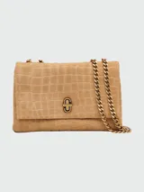 Cartera tipo shoulder bag de Marc Jacobs, confeccionada en gamuza con textura de efecto cocodrilo en color verde oliva. Presenta una solapa frontal con cierre metálico dorado y una correa de cadena dorada.