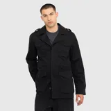 Chaqueta estilo militar en color negro, con cuello camisero, cierre frontal oculto y cuatro bolsillos delanteros con solapa. Presenta detalles de charreteras en los hombros y un diseño funcional de corte recto.
