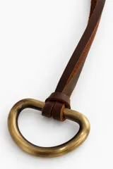 Collar de diseño artesanal con cordón de cuero marrón chocolate y pieza metálica en forma de medio aro con acabado en oro viejo.