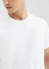 Camiseta de manga corta con cuello redondo, confeccionada en algodón de alta calidad, con un diseño liso y corte clásico.