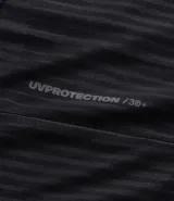Remera deportiva de corte regular, confeccionada en tejido técnico con tecnología Dry para mayor transpirabilidad. Presenta cuello redondo, mangas cortas y detalles reflectantes y texturizados en los hombros.