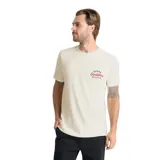 Remera blanca de manga corta de la marca Roark, confeccionada en 100% algodón, con pequeño estampado gráfico en el pecho con texto en colores rojo y azul.