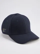 Gorra de béisbol de paño en color azul marino, con estructura de seis paneles y etiqueta pequeña con logo en el lateral.