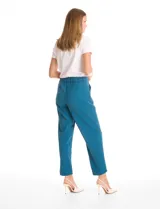 Pantalon de corte relajado color beige, con cintura plana en el frente y elástica en la parte posterior. Presenta pierna de corte recto, bolsillos laterales diagonales y bolsillos traseros simulados.