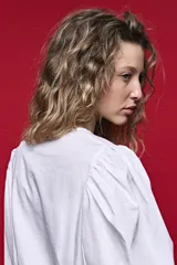 Camisa celesta de algodón con cuello mao, cierre frontal de botones y mangas abullonadas 3/4.