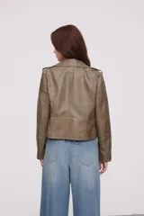 Chaqueta tipo biker de eco cuero color verde seco, con solapas con muesca, cierre asimétrico con cremallera y mangas largas con puños con cremallera.