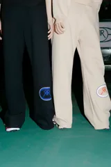 Pantalón tipo jogger de corte recto confeccionado en frisa color camel. Presenta cintura elastizada, bolsillos laterales y costuras verticales en el frente que le otorgan una estructura definida.