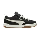 Championes Puma modelo Park Lifestyle, de diseño urbano con base negra, detalles en blanco y suela de goma color caramelo.