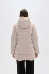 Campera acolchada color beige claro, de largo medio, con capucha y cierre frontal. Presenta costuras horizontales y diagonales que crean un efecto matelassé.