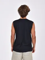 Musculosa negra con cuello redondo y sisas amplias. Estampado frontal con texto en blanco que incluye "GEORGIA", "USA", "SINCE 1998" y "UNITED STATES OF AMERICA BEST EVER".