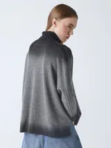 Suéter de tejido de punto con efecto degradado, pasando de gris oscuro a gris medio. Presenta cuello alto y mangas largas con puños acanalados.