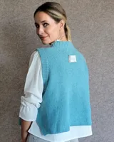 Chaleco tejido de punto en lana lambswool, con cuello redondo, diseño sin mangas y aberturas laterales en el ruedo.